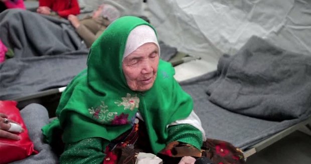 Uprchlická babička (105) šla do Evropy 20 dní, pomáhá jí 16 členů rodiny