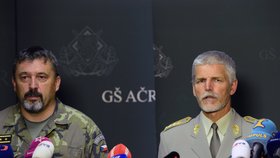 Náčelník Generálního štábu Armády ČR Petr Pavel a jeho zástupce Aleš Opata (vlevo) vystoupili 8. července v Praze na tiskové konferenci k úmrtí čtyř českých vojáků v Afghánistánu při výbuchu nálože.