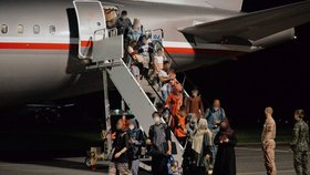 Evakuační lety přivezly do Česka celkem 59 dětí. Odcestovat mohli rodiče a sourozenci. Ostatní příbuzní museli zůstat v Afghánistánu.