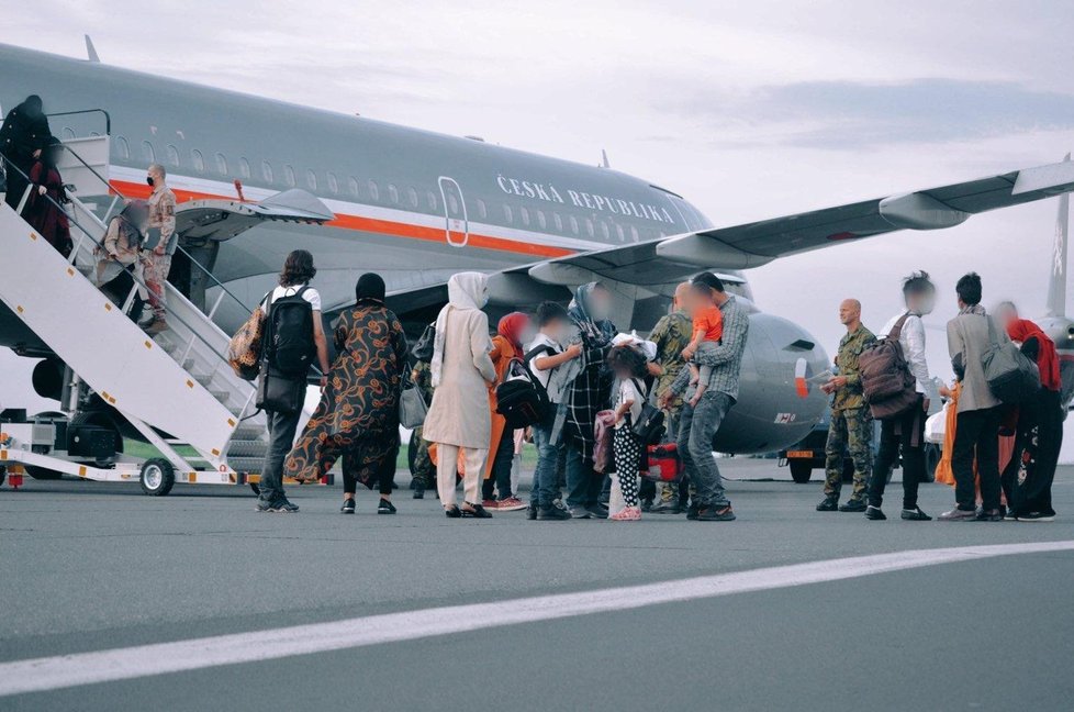 Evakuační lety přivezly do Česka celkem 59 dětí. Ocestovat mohly rodiči a sourozenci, ostatní příbuzné musely nechat v Afganistánu