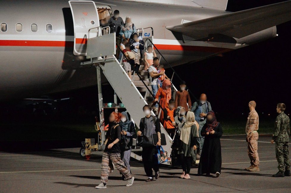 Evakuační lety přivezly do Česka celkem 59 dětí. Ocestovat mohly rodiči a sourozenci, ostatní příbuzné musely nechat v Afganistánu