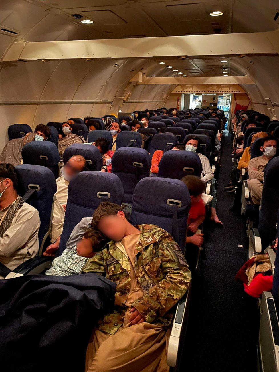 Pohled do útrob evakuačního letu z Afghánistánu do Itálie (28.8.2021)
