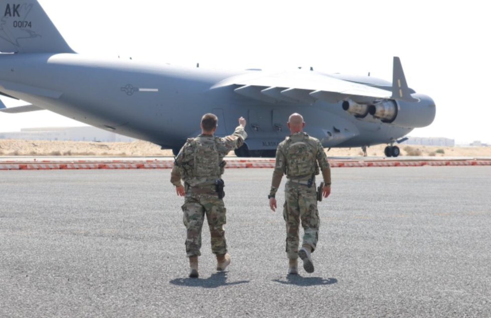 Příprava evakuace z Afghánistánu do Kuvajtu, na akci dohlíží i američtí vojáci (24.8.2021)