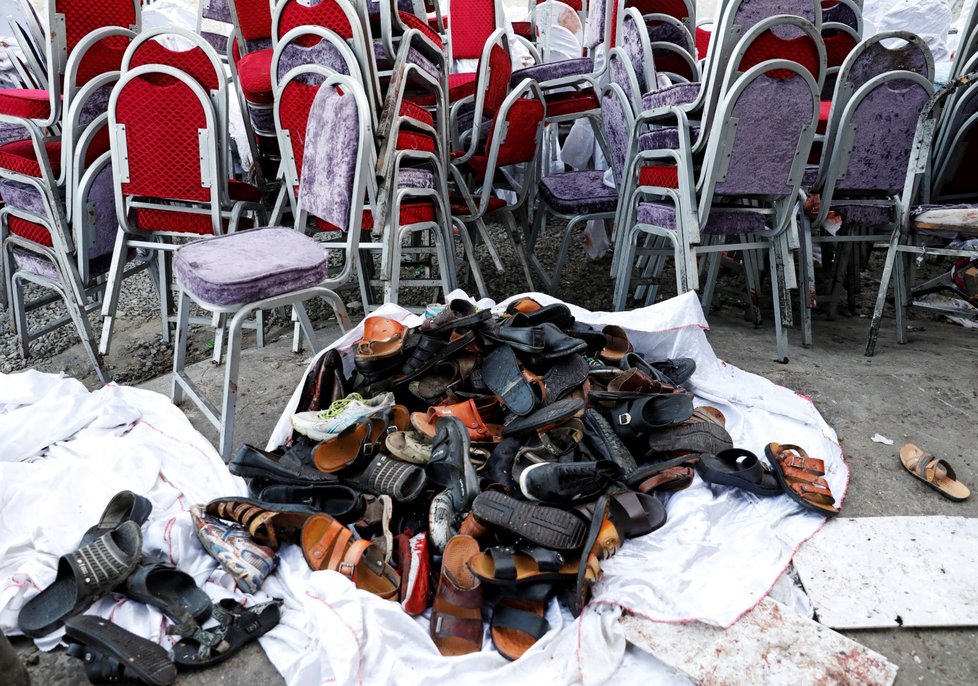 Shromážděné boty obětí výbuchu. Atentátník se odpálil mezi hosty