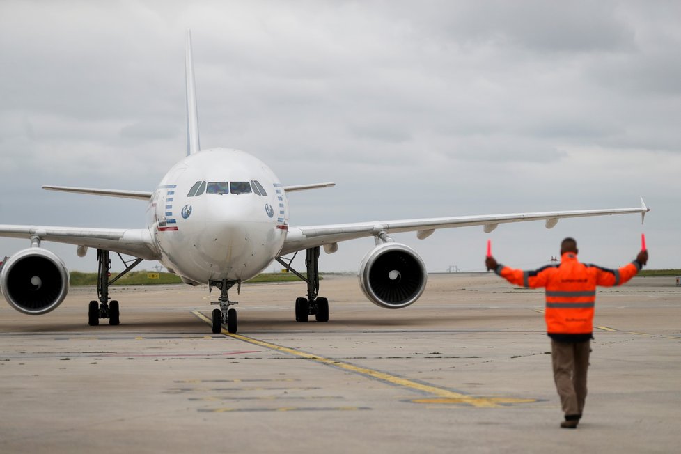 Své lidi a spolupracovníky evakuují i Francouzi. Letadlo přistálo odpoledne v Paříži. (17.8.2021)