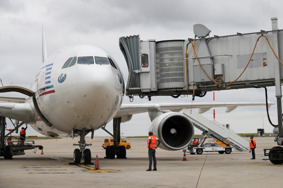 Své lidi a spolupracovníky evakuují i Francouzi. Letadlo přistálo odpoledne v Paříži. (17.8.2021)