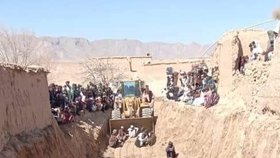 Devítiletý chlapec Hajdar uvázl ve studni v afghánské provincii Zábul.
