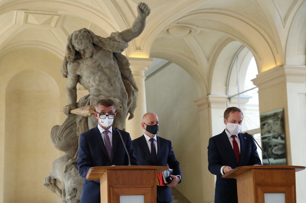 Premiér Andrej Babiš, ministr zahraničí Jakub Kulhánek a velvyslanec Jiří Baloun na tiskové konferenci. (19.8.2021)