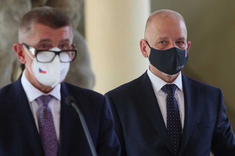 Premiér Andrej Babiš a velvyslanec Jiří Baloun na tiskové konferenci. (19.8.2021)