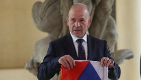 Velvyslanec Jiří Baloun s českou vlajkou, která byla na ambasádě v Kábulu.