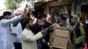 Tálibán rozehnal jednu z demonstrací v Kábulu střelbou do vzduchu. Investice do země přitom budou záviset na její stabilitě a bezpečnosti.