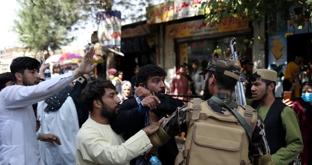 „Drtil mi tvář o beton.“ Tálibán zatkl novináře a brutálně je zbil. Psali o demonstraci
