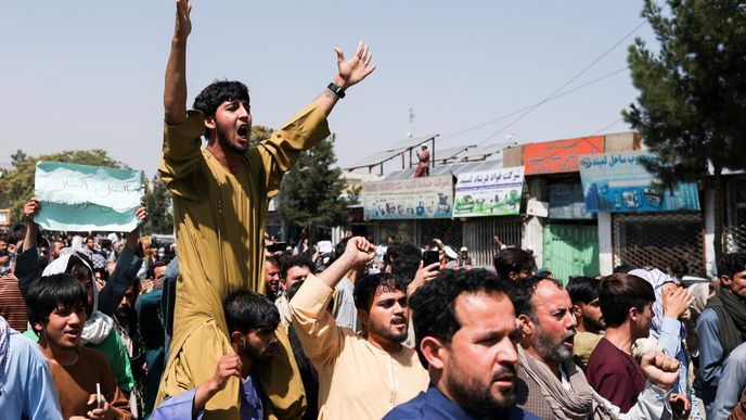 Tálibán rozehnal demonstraci v Kábulu střelbou do vzduchu. (7.9.2021)