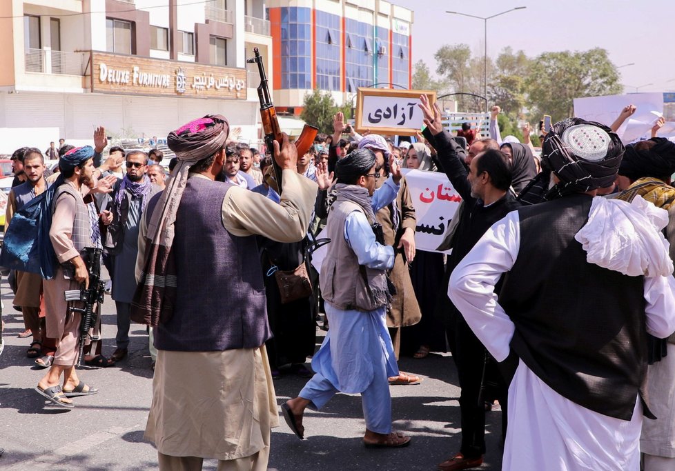 Tálibán rozehnal demonstraci v Kábulu střelbou do vzduchu (7. 9. 2021).