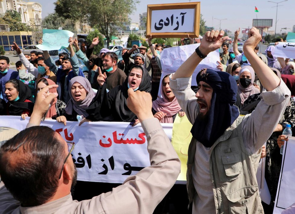 Tálibán rozehnal demonstraci v Kábulu střelbou do vzduchu (7. 9. 2021).