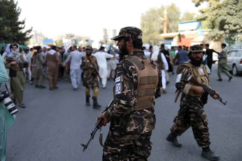 Tálibán rozehnal demonstraci v Kábulu střelbou do vzduchu. (7.9.2021)