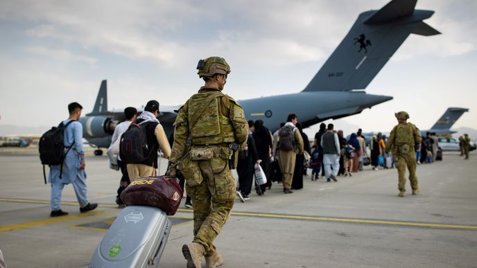 Evakuace cizinců i místních z Afghánistánu v létě 2021, po ovládnutí země Talibanem.