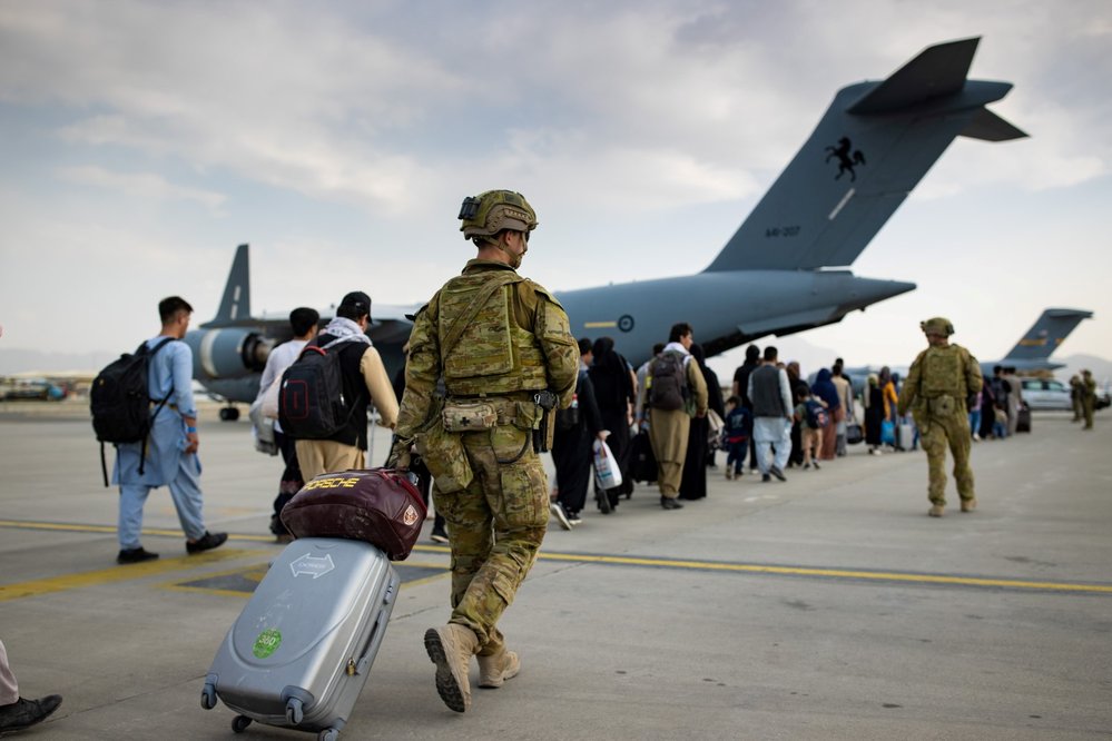 Další státy hodla evakuaci ukončit ještě dříve, před odchodem amerických vojáků. Na snímku australský evakuační letoun