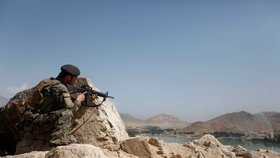 Afghánský voják pozoruje z uctivé vzdálenosti dramatickou situaci na břehu jezra Kargha
