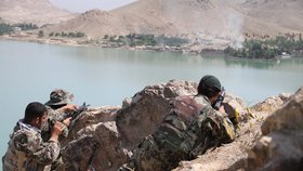 Afghánské jednotky stále svádějí boje se členy Talibanu.