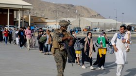 Na evakuace na kábulském letišti dohlíží američtí vojáci.