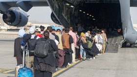 Na evakuace na kábulském letišti dohlíží američtí vojáci.