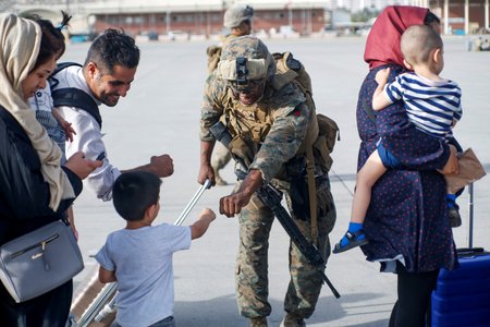 Na evakuace na kábulském letišti dohlíží američtí vojáci.