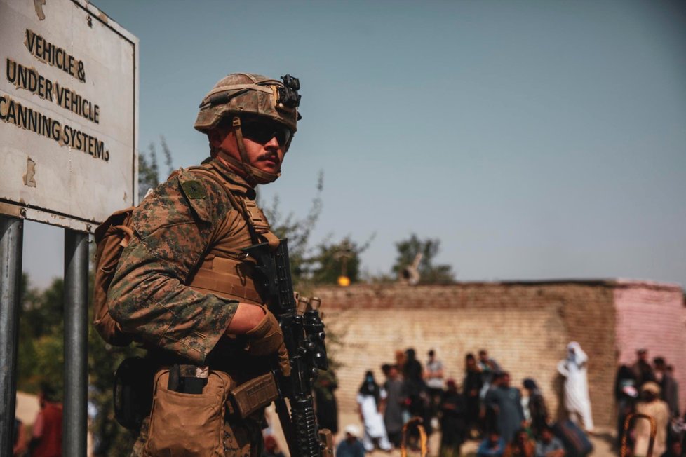 Na evakuace na kábulském letišti dohlíželi američtí vojáci.