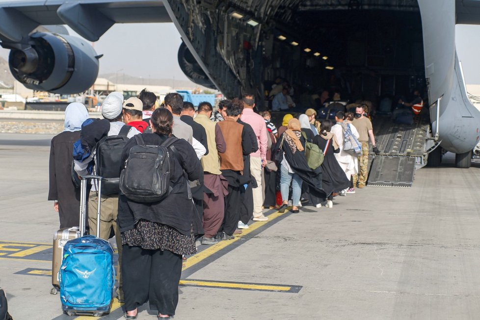 Na evakuace na kábulském letišti dohlíží američtí vojáci.