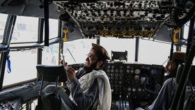 Tálibové si nadšeně prohlížejí kokpit přepravního stroje Lockheed C-130 Hercules.