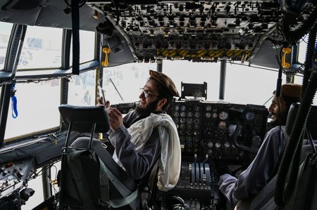 Tálibové si nadšeně prohlížejí kokpit přepravního stroje Lockheed C-130 Hercules.