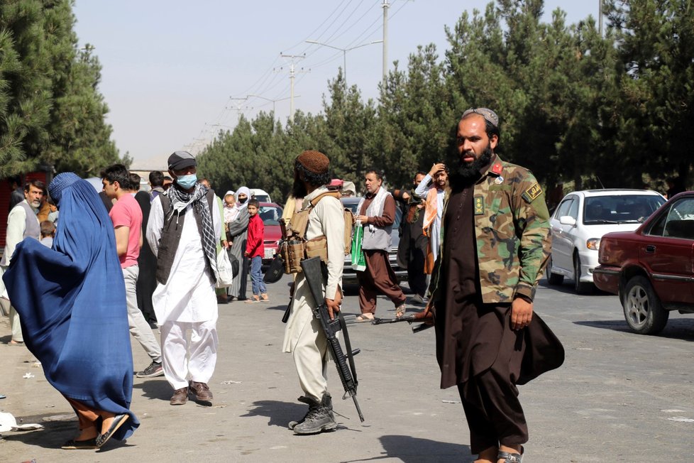 Jednotky Tálibánu u kábulského letiště den po smrtelném sebevražedném útoku ISIS.