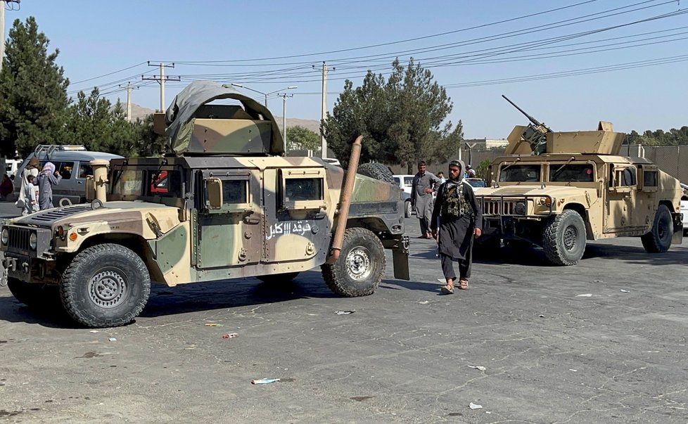 Jednotky Tálibánu u kábulského letiště den po smrtelném sebevražedném útoku ISIS
