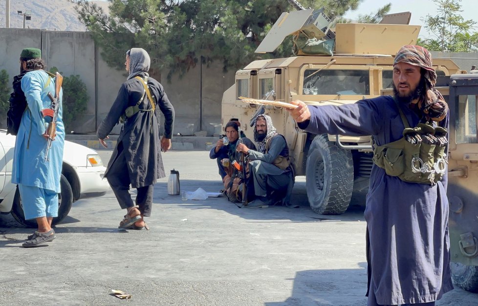 Jednotky Tálibánu u kábulského letiště den po smrtelném sebevražedném útoku ISIS.