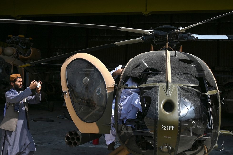 Helikoptéra McDonnell Douglas MD 530F Cayuse Warrior, jež zbyla po afghánské armádě.