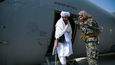 Tálibové si nadšeně prohlížejí Lockheed C-130 Hercules.