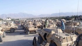 Tálibán se chlubí fotky zabavených obrněnců. Ale k boji jim neposlouží.