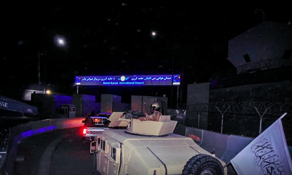 Konvoj Tálibů triumfálně projíždí branou Mezinárodního letiště Hámida Karzaje.