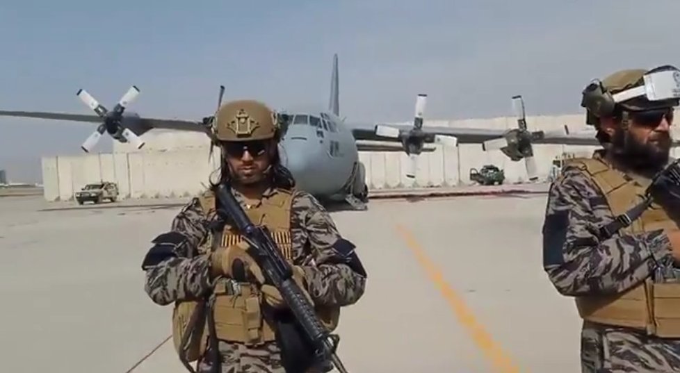 Tálibové a jejich (nefunkční) Hercules C-130.