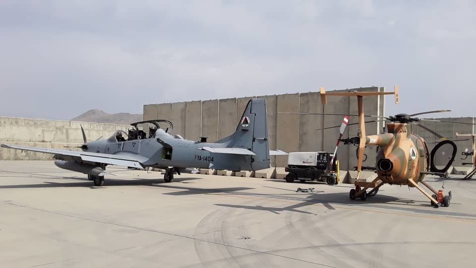 Bojový letoun A-29 Super Tucano a vrtulník MD 500 po afghánské armádě.