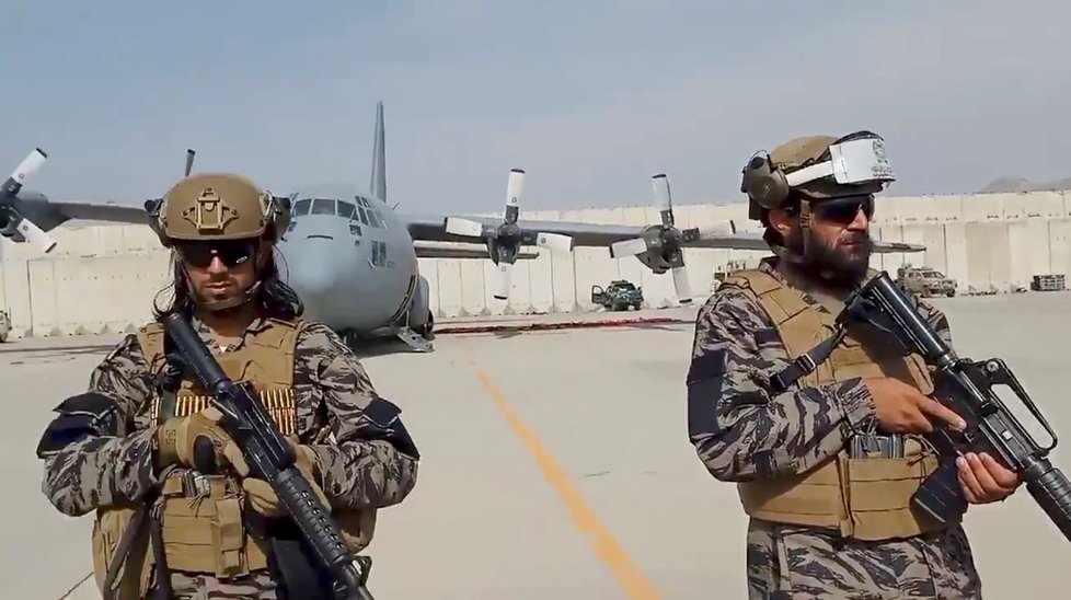 Tálibán už ovládl i kábulské letiště.