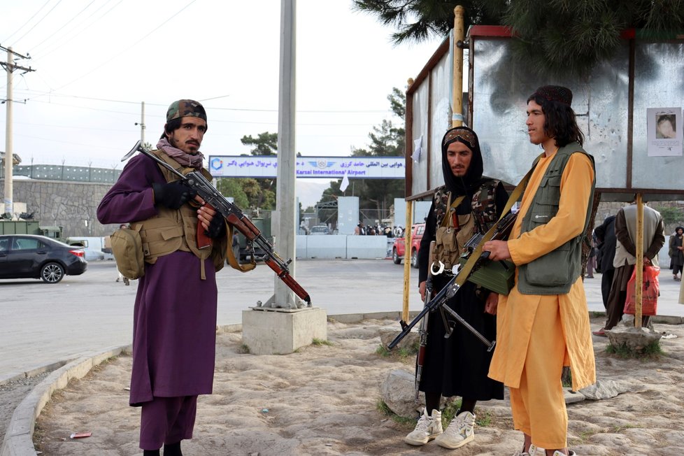 Hlídka Tálibánu před kábulským letištěm.