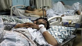 Nemocnici v Kábulu zaplnili po útocích desítky zraněných.