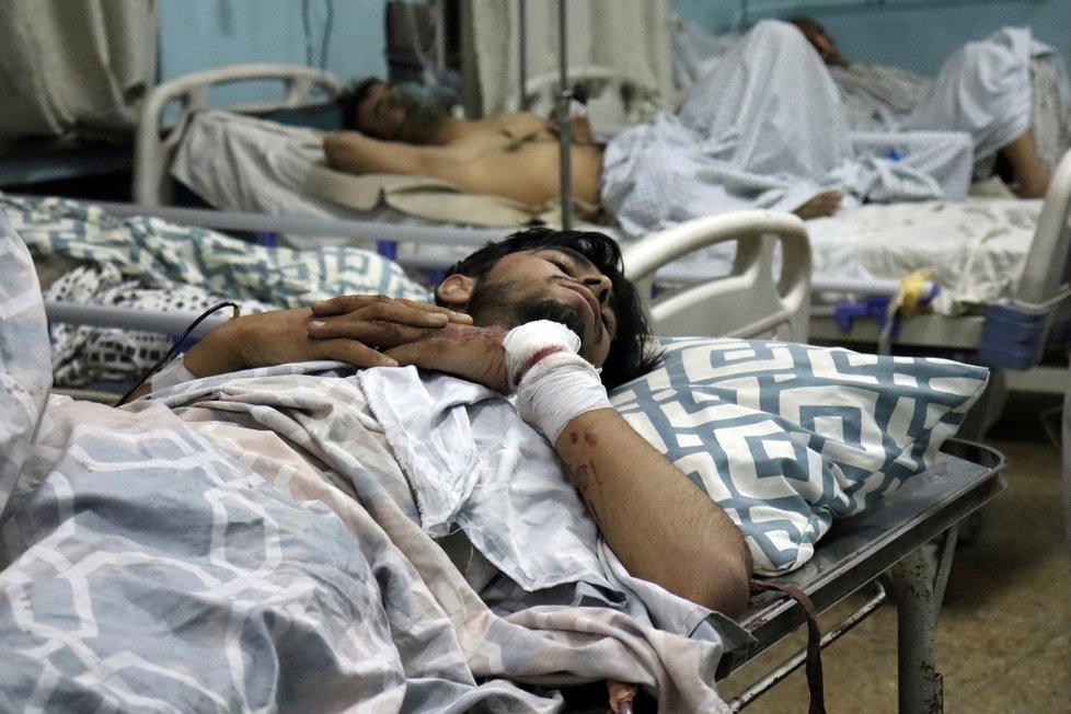 Nemocnici v Kábulu zaplnili po útocích desítky zraněných.