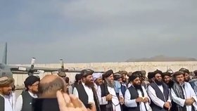 Mluvčí Tálibánu Zabíhulláh Mudžáhid měl na letišti tiskovou konferenci, sotva ho Tálibán převzal.