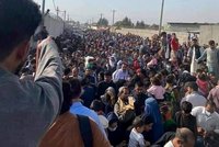 Pro Afghánce není úniku: Cesty kontroluje Tálibán, okolní země je vrací domů