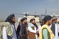 Tálibán převzal kontrolu nad letištěm v Kábulu, Američané zvažují ještě evakuaci po zemi