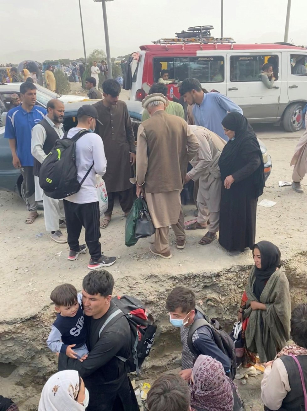 Zoufalství u kábulského letiště, kde se srocují lidé chtějící utéct před Tálibánem