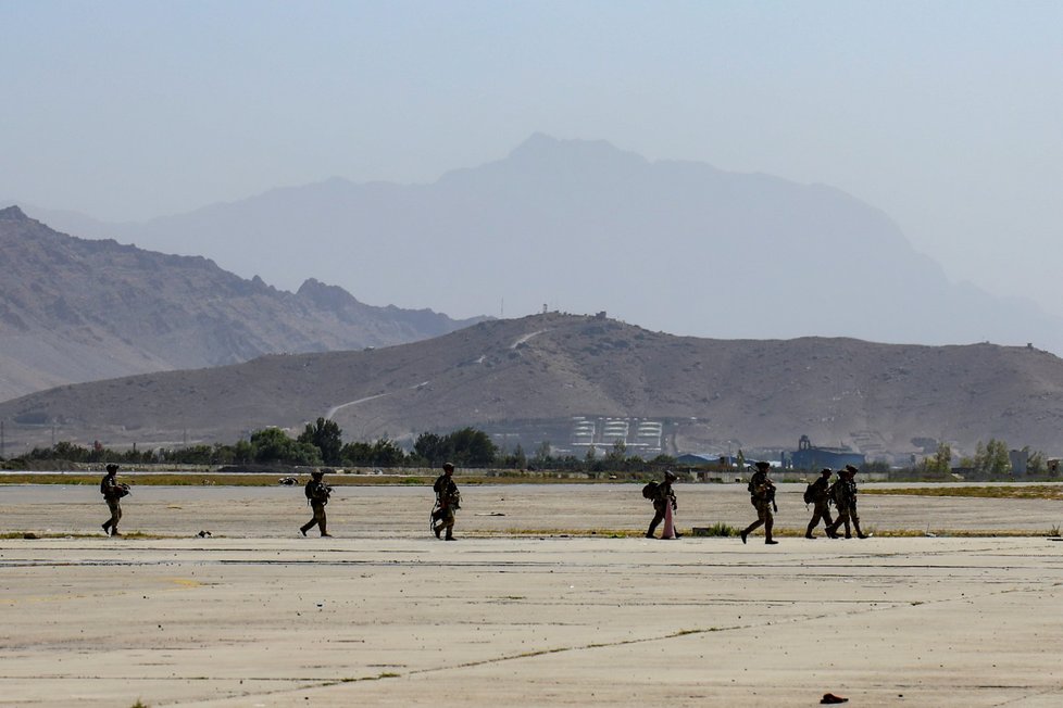 Letiště v Kábulu pod dohledem americké armády.