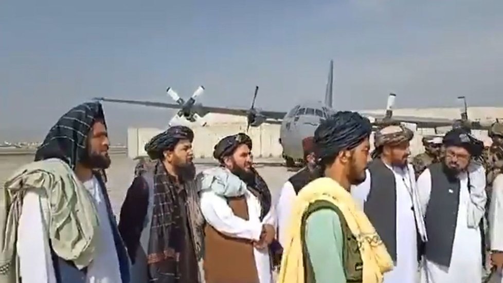 Tálibán převzal kábulské letiště.